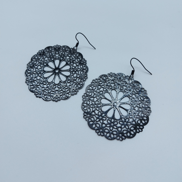 ⭐2 for $10⭐ Round floral earrings - Picture 1 of 3